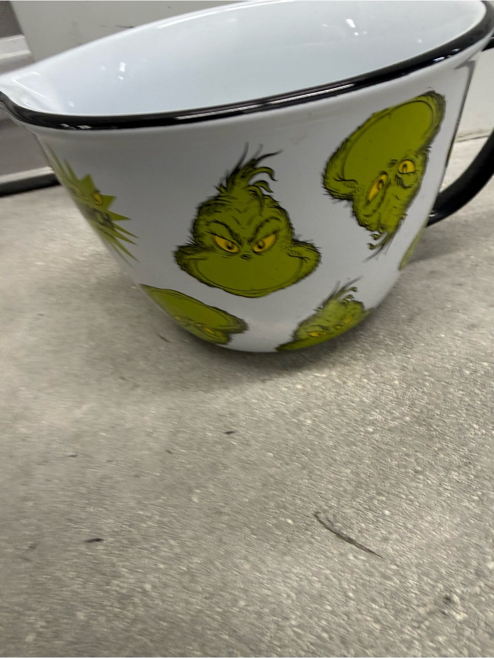 NWOT The Grinch 10 Cup Ceramic Christmas Batter Mixing Bowl Handle Dr. Seuss